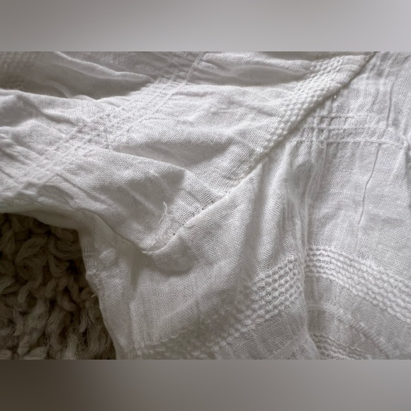 Size Large Embroidered White Floral Women's Top NWT - Picture 4 of 7